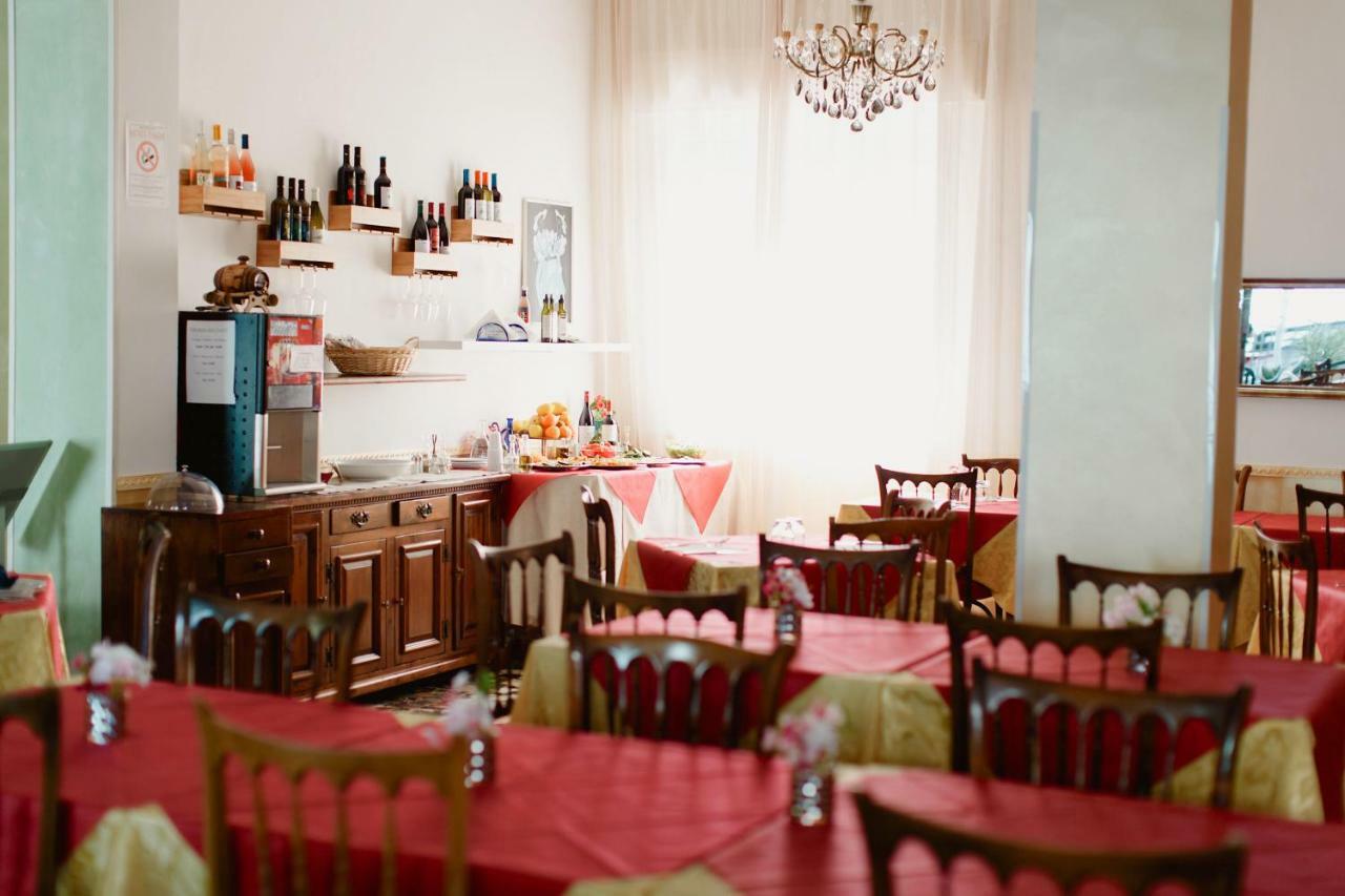 Hotel Lauretta 벨레지아아지마리나 외부 사진